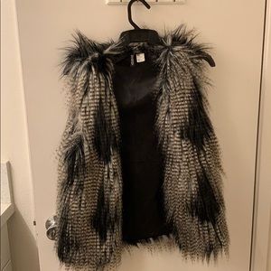 New H&M FAUX FUR VEST ***
